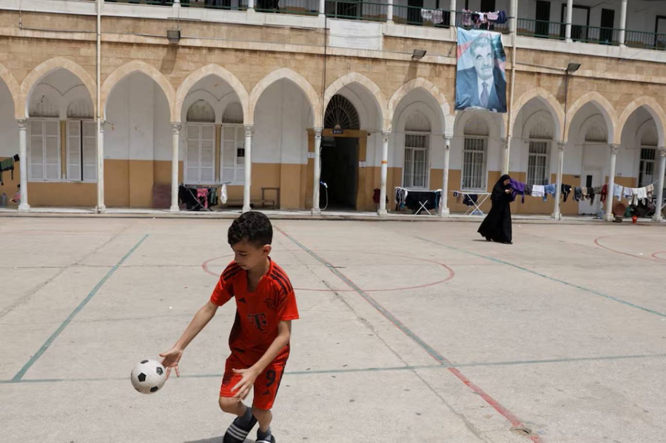 مدرسة في بيروت تحولت إلى مأوى بسبب الحرب تصبح بؤرة للتوتر الاجتماعي