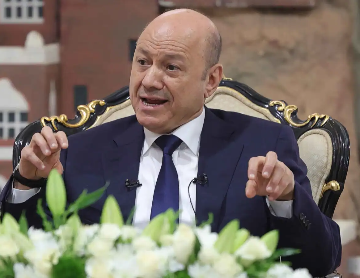 العليمي يتهم الحوثيين بالتنسيق مع شبكات أفريقية لاختطاف ناقلة نفط