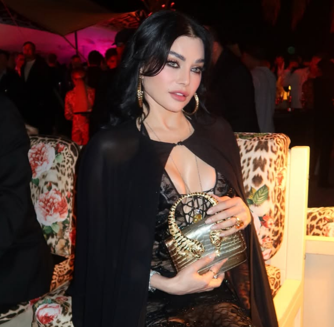 هيفاء وهبي بفستان أسود شفاف وحقيبة فاخرة من روبيرتو كافالي
