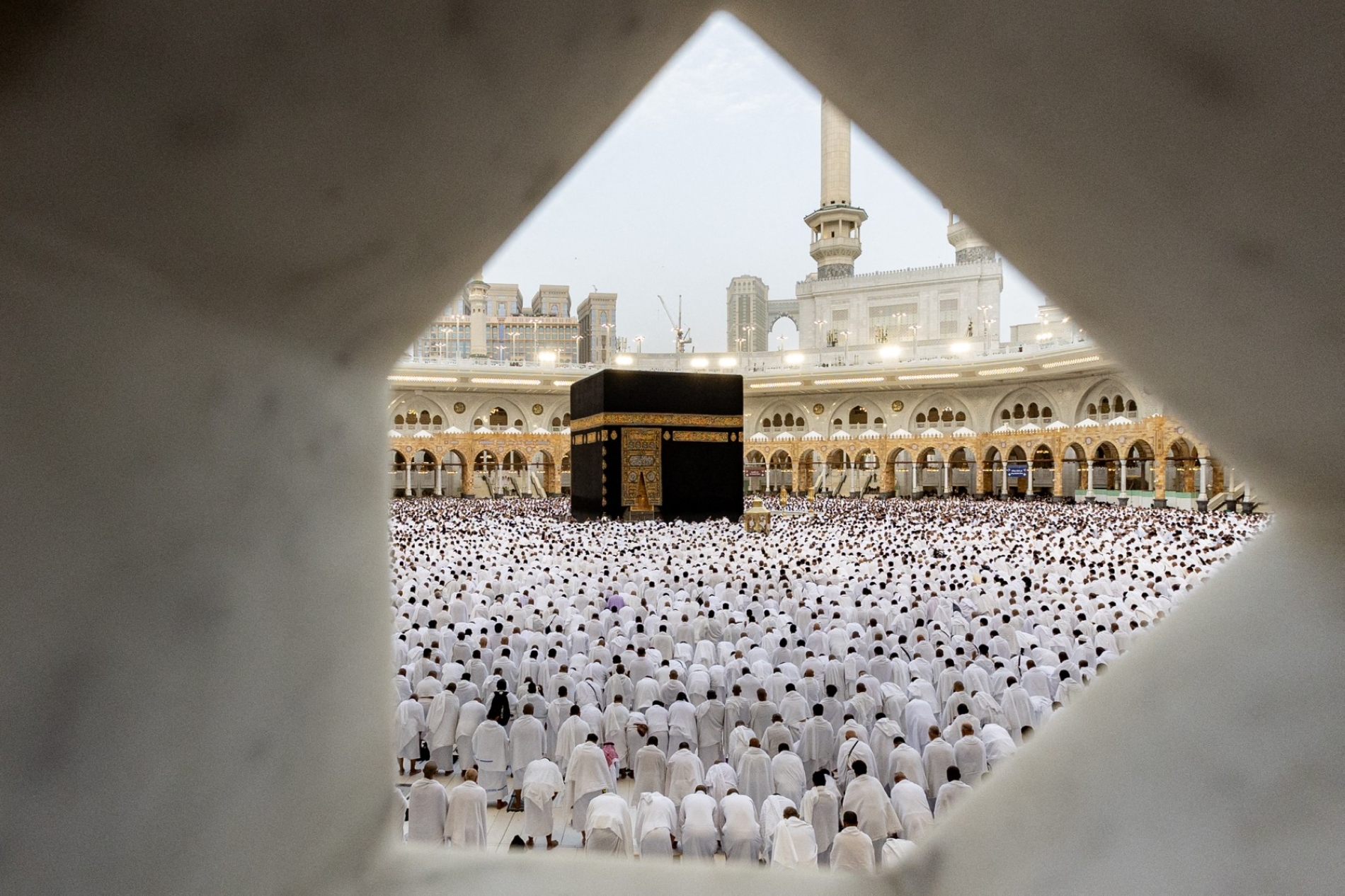 1.5 مليون حاج يتدفقون إلى مكة.. وارتفاع تكاليف السفر يضغط على موسم الحج