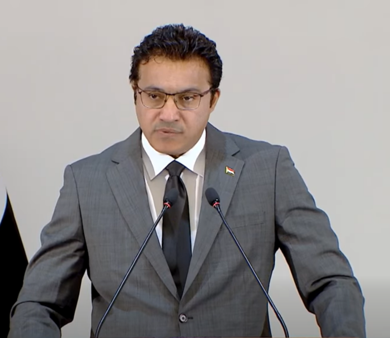 الزيدي يرفض الاقتراض ويطلق خطة بديلة
بغداد: لا ديون خارجية.. وتغييرات واسعة تضرب مؤسسات الدولة