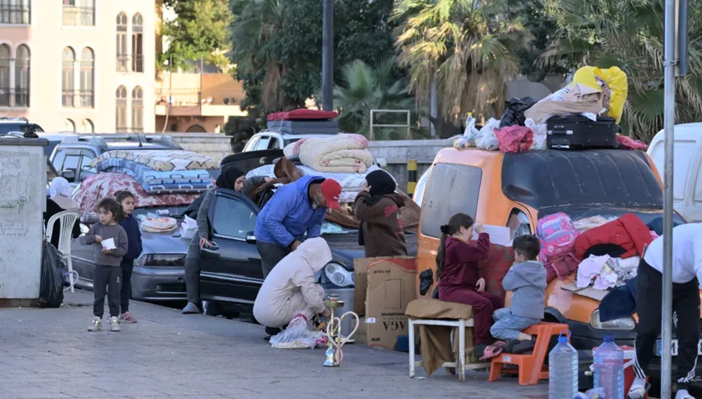 (حقيبة النزوح):
عندما تختصر حياة كاملة في مساحة صغيرة