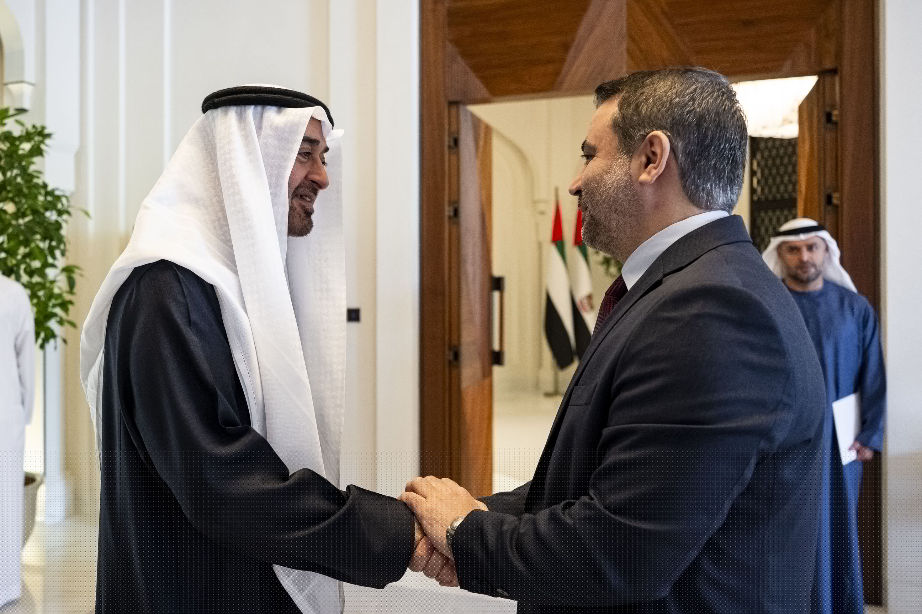 محمد بن زايد يؤكد دعم استقرار سوريا.. واستقبال رسمي رفيع للشيباني في أبو ظبي