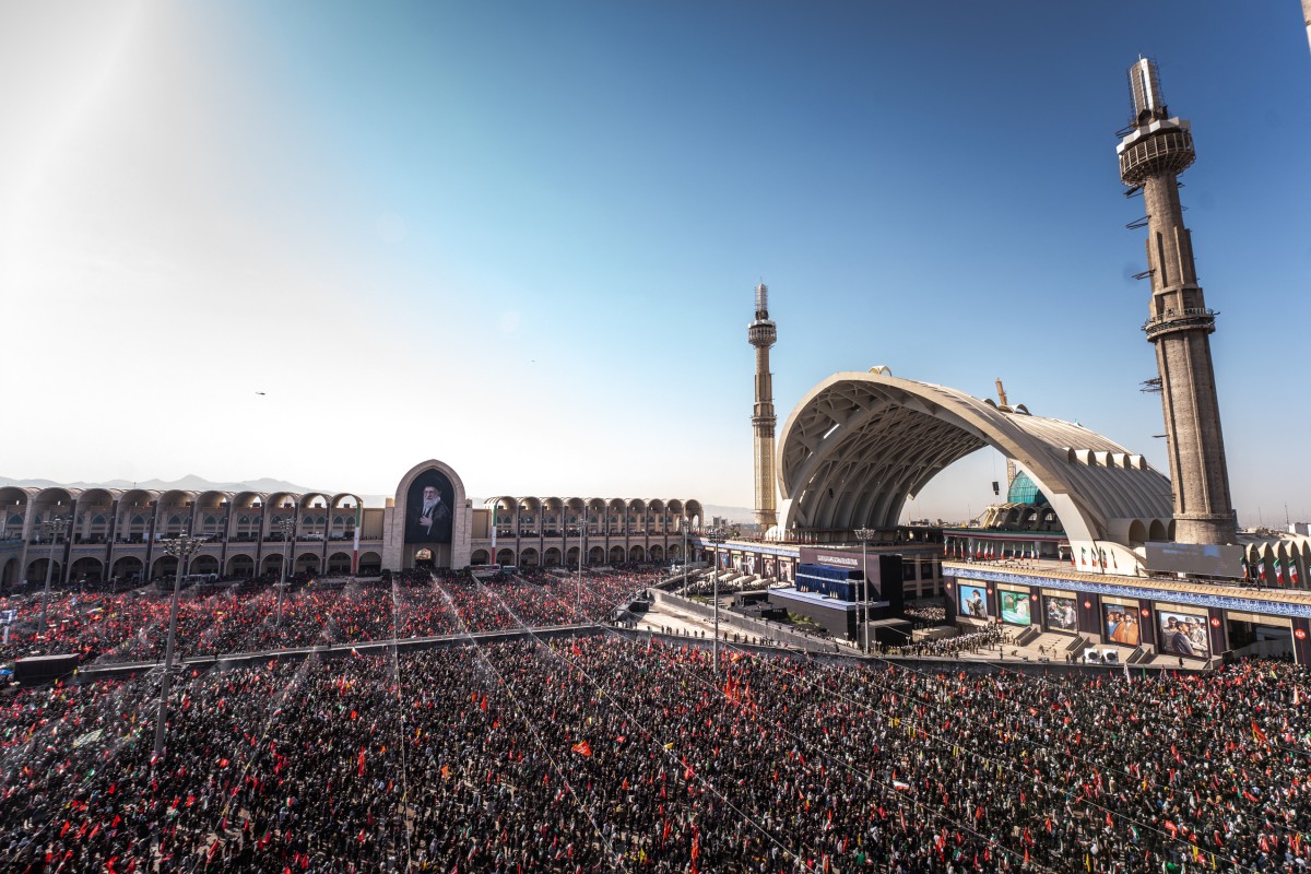 جنازة خامنئي تكشف انقسام النظام
مجتبى يختفي لأسباب أمنية.. نجاد وخاتمي وروحاني خارج المشهد.. وحفيد الخميني يغادر غاضباً بعد تلاوة آية أثارت الجدل