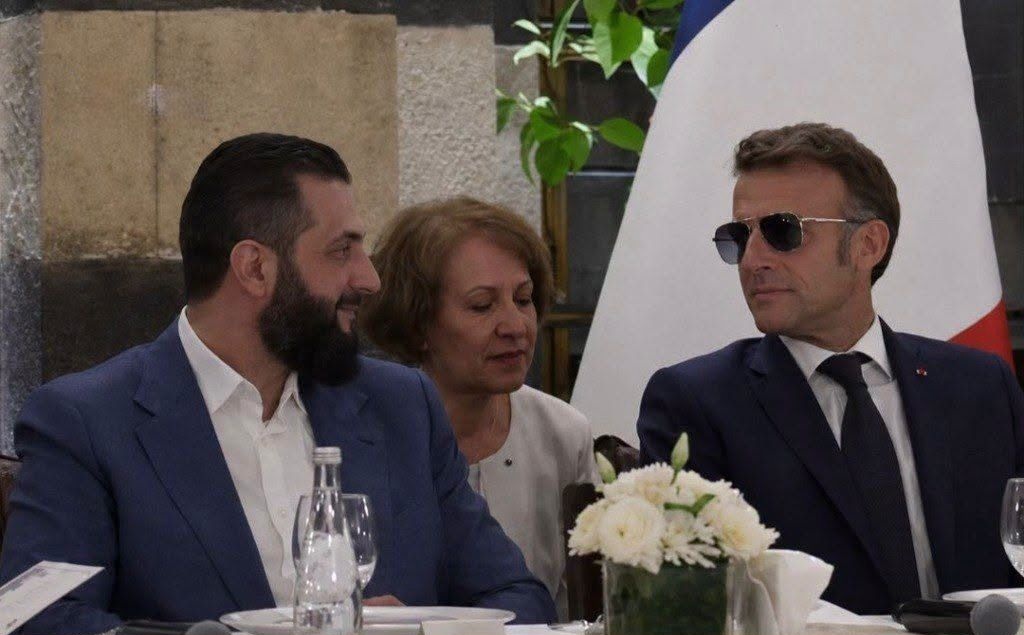 ماكرون في دمشق.. فرنسا تعلن عودتها إلى سوريا الجديدة
أول رئيس غربي كبير يزور العاصمة السورية بعد سقوط الأسد.. واستثمارات وإعادة إعمار وشراكة سياسية على رأس أجندة الزيارة