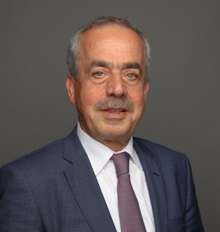 ألا يخجلون من قاسم وصدام والعارفيْن؟