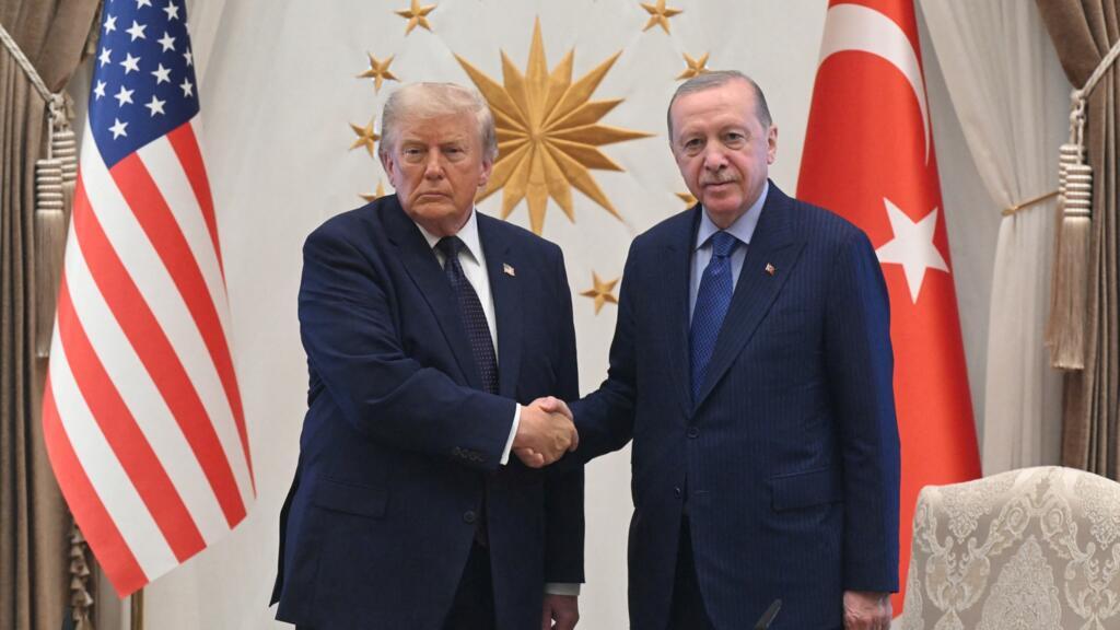 ترامب يفاجئ نتنياهو من أنقرة.. يشيد بأردوغان ويصف تركيا بـ"الحليف المخلص"
واشنطن تدرس إعادة مقاتلات (إف-35) إلى تركيا ورفع عقوبات (كاتسا)