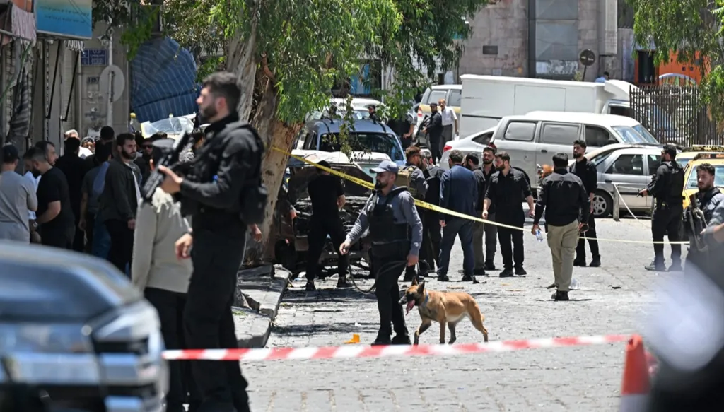 حصيلة ضحايا تفجيري دمشق ترتفع إلى قتيل و31 جريحاً..
وسوريا تعلن الاقتراب من كشف المنفذين وسط إدانات عربية ودولية واسعة