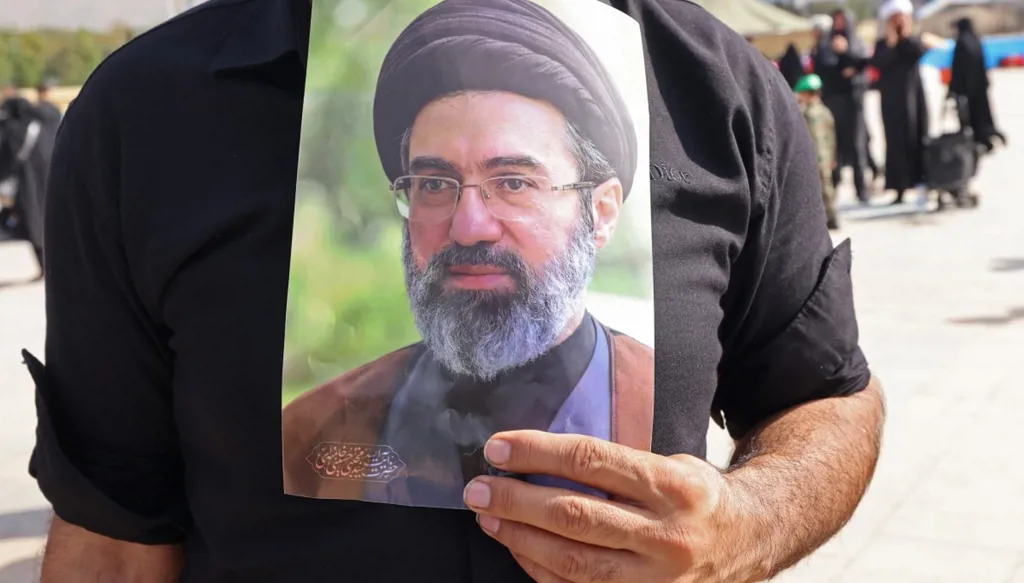 واشنطن تضرب خزائن خامنئي.. 
عقوبات تطارد الإمبراطورية المليارية السرية للنظام الإيراني