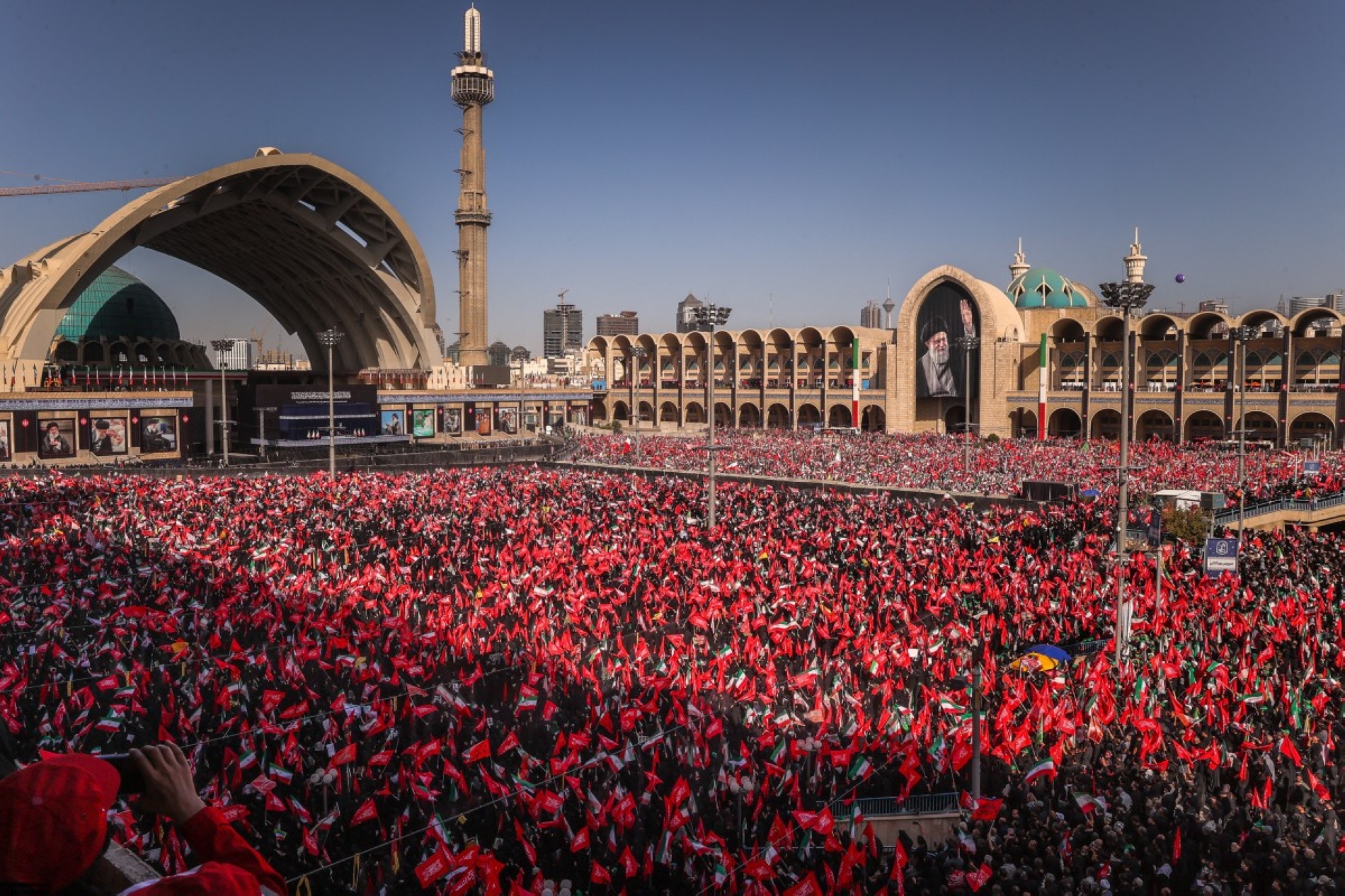 كيف هزت بيروت وبغداد (الهلال الإيراني) في أسبوع واحد؟
طهران تدفع ثمن عقيدة الدفاع الأمامي مرتين