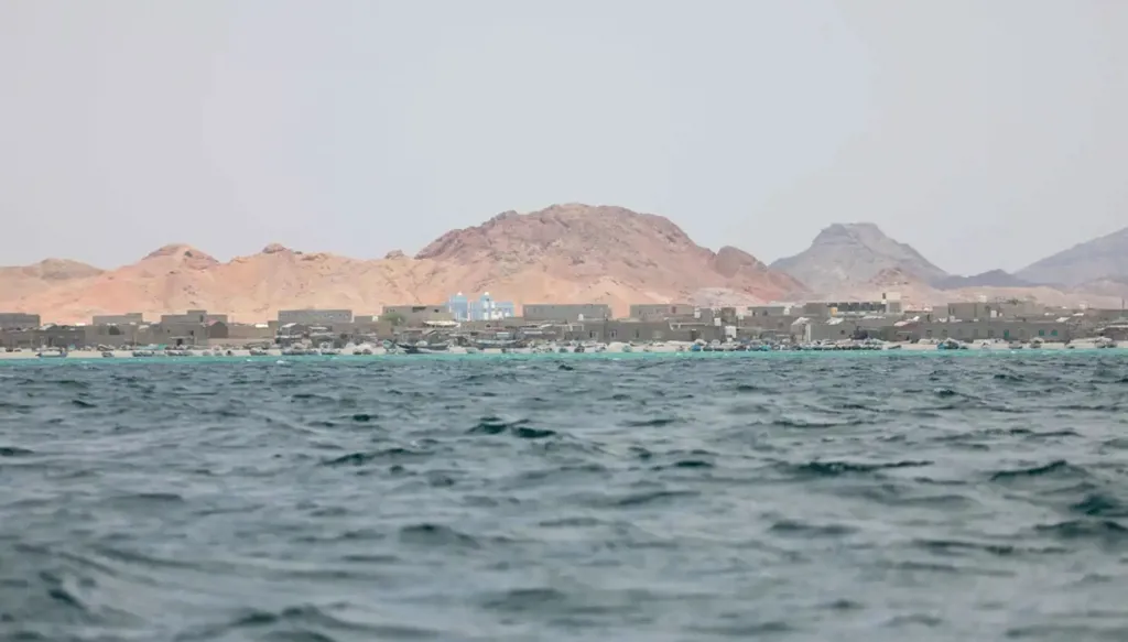 بعد هرمز..
هل تدفع إيران الحوثيين لإغلاق باب المندب؟