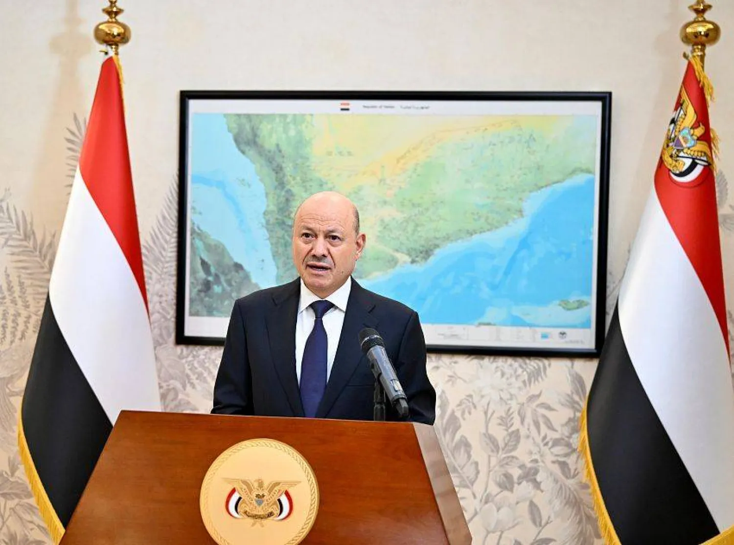 العليمي يعلن استئناف تصدير النفط ويدعو اليمنيين للالتفاف حول مشروع الدولة