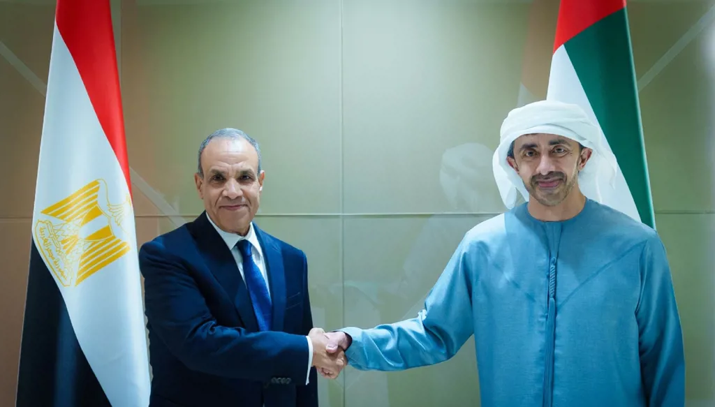 الإمارات ومصر تبحثان وقف التصعيد وحماية الملاحة في مضيق هرمز