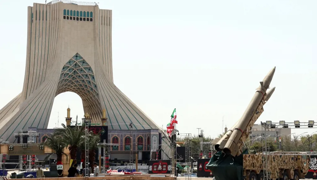 ايران تنجو مؤقتاً..
ترامب يضغط على زر الانتظار وإسرائيل تنتظر أمر الهجوم