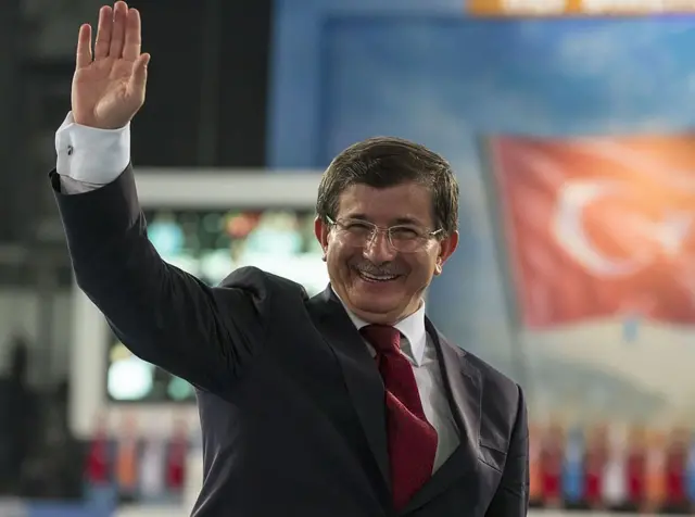 هل انتهت قطيعة داود أوغلو مع أردوغان..
نهاية حزب.. أم بداية عودة هادئة إلى البيت القديم؟