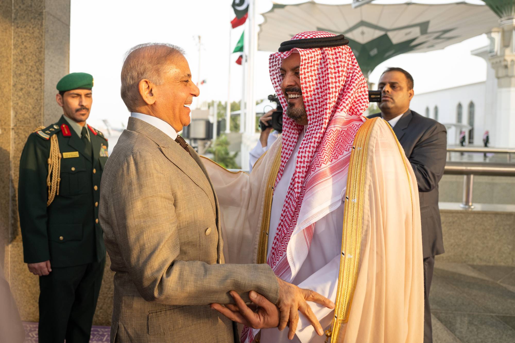 وجود قائد الجيش يلفت الأنظار..
ماذا يحمل وفد شهباز إلى الرياض؟