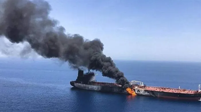 سفينتان تغرقان قرب هرمز خلال 24 ساعة..
إيران توسع حرب الملاحة من ناقلات النفط إلى سفن الحاويات والبضائع